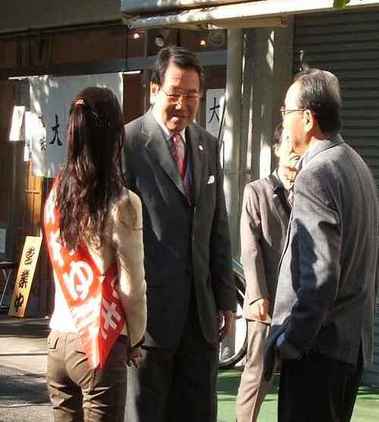 支援者と語らう西川区長候補と中村ゆき候補.jpgのサムネール画像